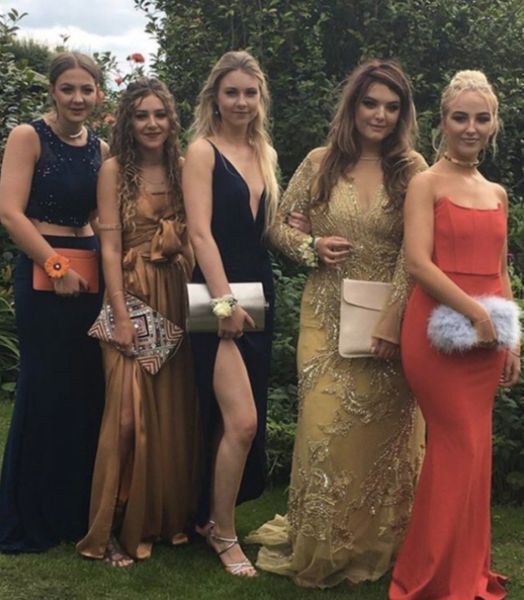 Five girls pose for prom photo – later it causes a frenzy online due to little hidden detail