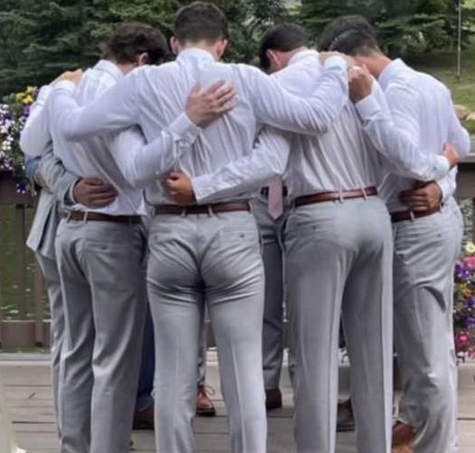 Groomsman gets cheeky at friends’ wedding, hilarious moment captured on film