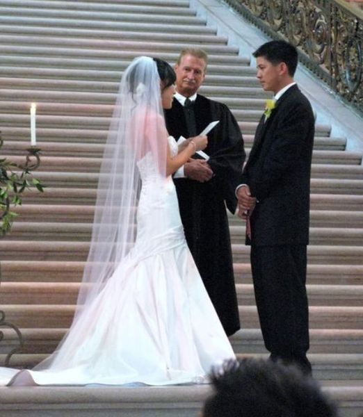 My Father Replaced the Envelope with My Wedding Vow – I Opened It & Ran Away in Tears