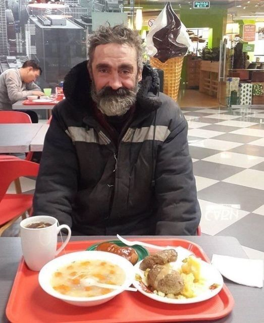 A Waitress Stops Everything To Help A Homeless Man